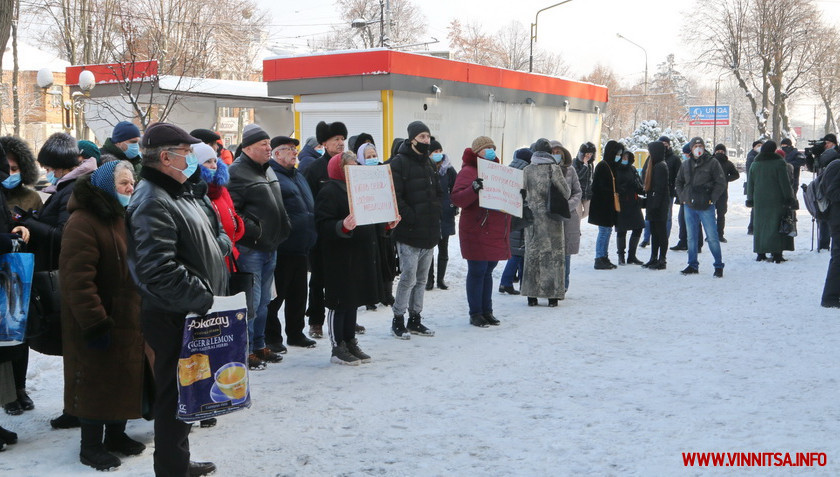 Мешканці Вороновиці вийшли на протест до Вінницької райради через передачу місту районної лікарні - фото 11