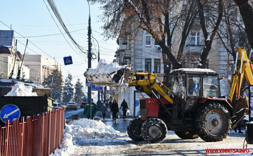 У Вінниці через різке потепління, із дахів будинків падає сніг та бурульки. Фото  - фото 17