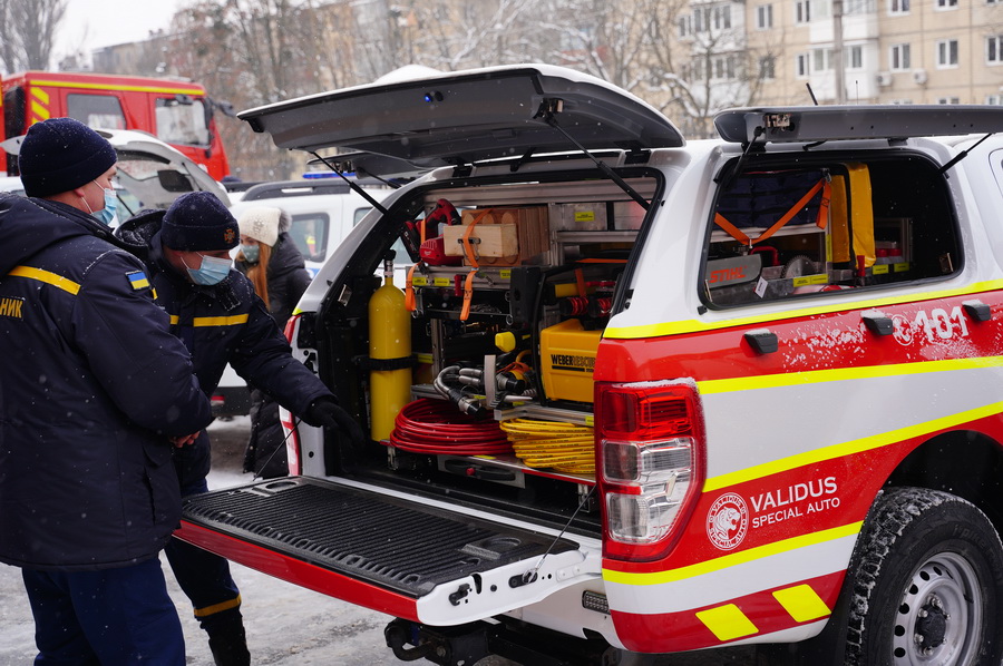  Вінницьким рятувальникам передали 5 автомобілів та спецобладнання - фото 17