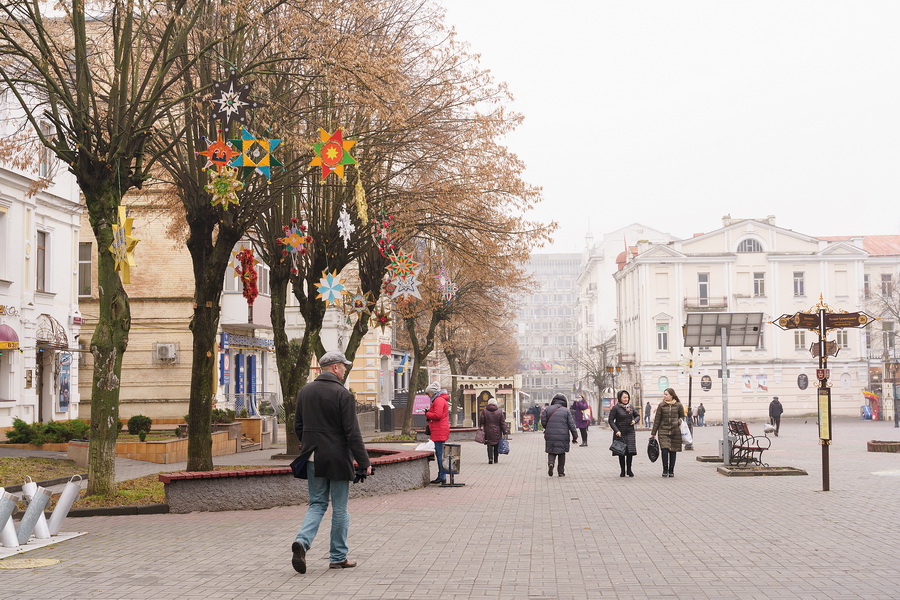 У Вінниці дерева біля Вежі прикрасили різдвяними зірками. Фото - фото 4