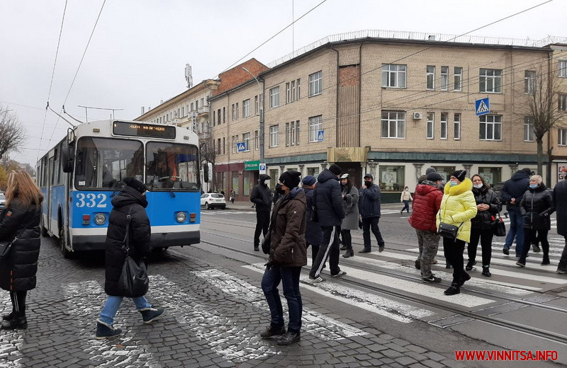 Підприємці перекрили рух в центрі Вінниці, протестуючи проти карантину «вихідного дня». Фоторепортаж  - фото 4