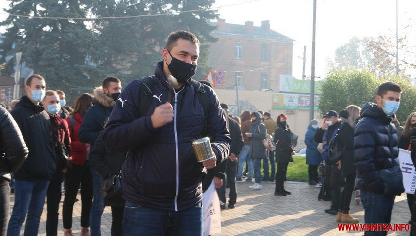 «Дайте можливість нам вижити! Ми безпечніші, ніж міський транспорт»: у Вінниці підприємці провели марш проти карантину «вихідного дня» - фото 3