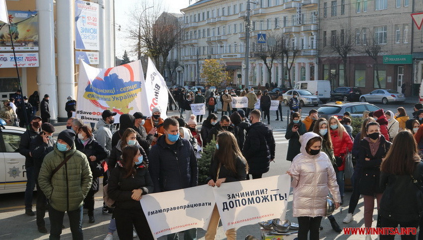 «Дайте можливість нам вижити! Ми безпечніші, ніж міський транспорт»: у Вінниці підприємці провели марш проти карантину «вихідного дня» - фото 8