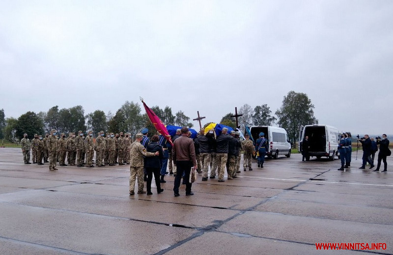 Плаче небо і люди... У Гавришівці зустріли борт із загиблими в авіакатастрофі курсантами. Фото і відео - фото 5