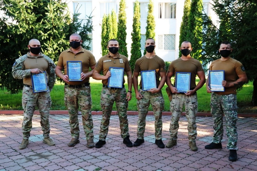 Начальник поліції Вінниччини нагородив правоохоронців, які врятували життя жмеринчанці та розкрили тяжкі злочини - фото 2