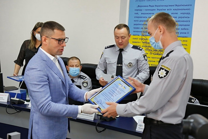 Начальник поліції Вінниччини нагородив правоохоронців, які врятували життя жмеринчанці та розкрили тяжкі злочини - фото 3