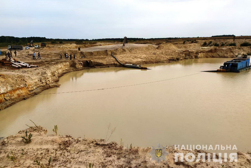 На Вінниччині поліція заблокувала незаконний видобуток піску. Збитки державі оцінюють в десятки мільйонів гривень - фото 2