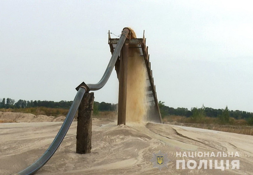 На Вінниччині поліція заблокувала незаконний видобуток піску. Збитки державі оцінюють в десятки мільйонів гривень - фото 15