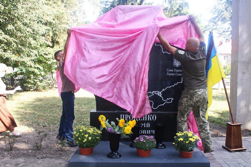 У Бохониках відкрили пам’ятник захиснику Андрію Проценку , який рік тому загинув на Сході - фото 4