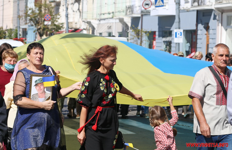 У Вінниці пройшла Хода Пам’яті загиблих героїв. Люди несли великий прапор центром міста. Фото - фото 2