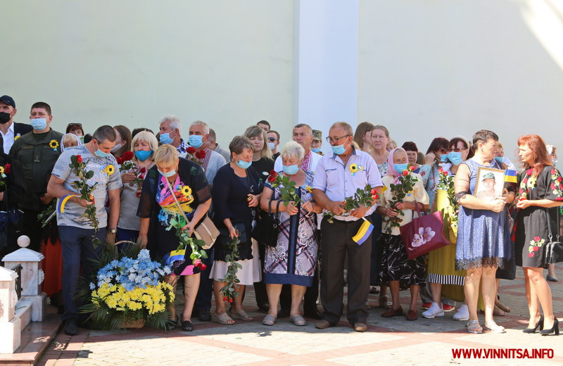 У Вінниці пройшла Хода Пам’яті загиблих героїв. Люди несли великий прапор центром міста. Фото - фото 6