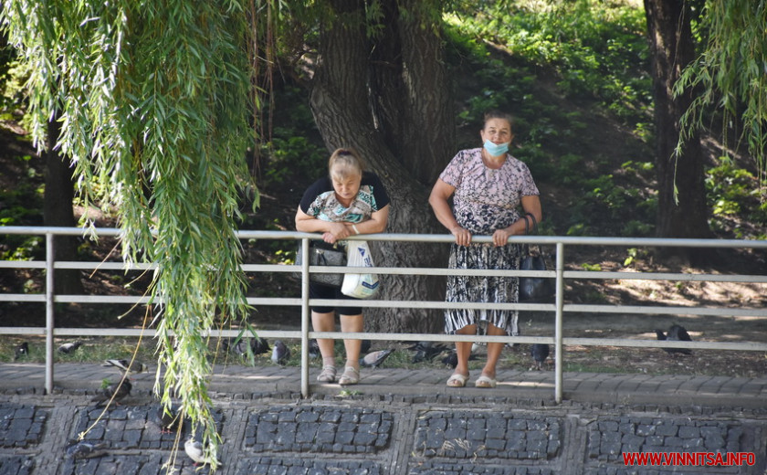 У спеку ближче до води. Фоторепортаж з центру Вінниці - фото 29