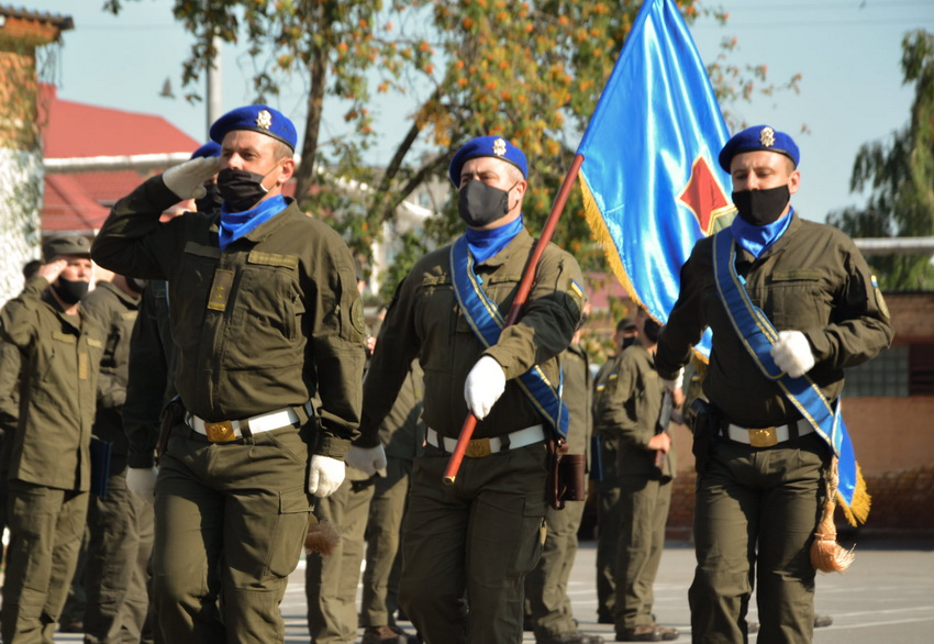 Більше сотні солдатів військової частини 3008 Нацгвардії склали присягу. Фото  - фото 2