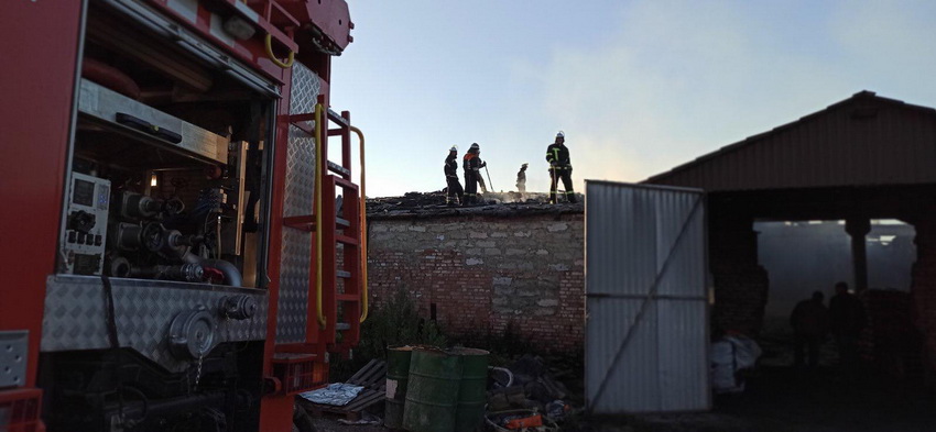 На Вінниччині рятувальники понад годину гасили пожежу в ангарі одного з місцевих підприємств - фото 2