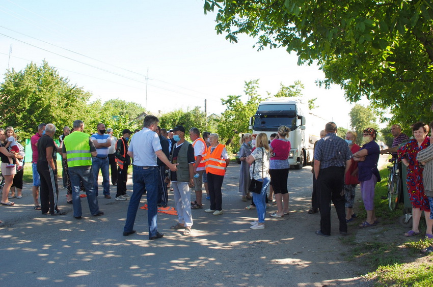 У Барі мешканці заблокували дорогу. Протестували проти руху перевантажених фур - фото 3