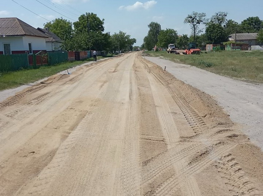 Асфальт замість бруківки – у селі на Вінниччині «стелять» нову дорогу. Фото - фото 3