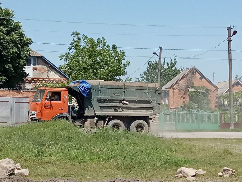 Асфальт замість бруківки – у селі на Вінниччині «стелять» нову дорогу. Фото - фото 4