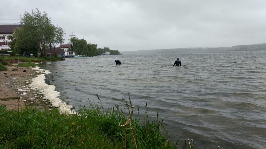 На Вінниччині водолази готують річку до пляжного сезону: чистять дно Південного Бугу. Фото 