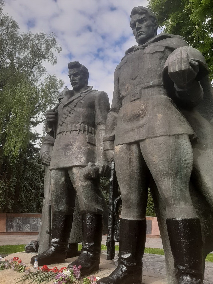 В День перемоги вінничани несли квіти до Меморіалу слави. Фото  - фото 8