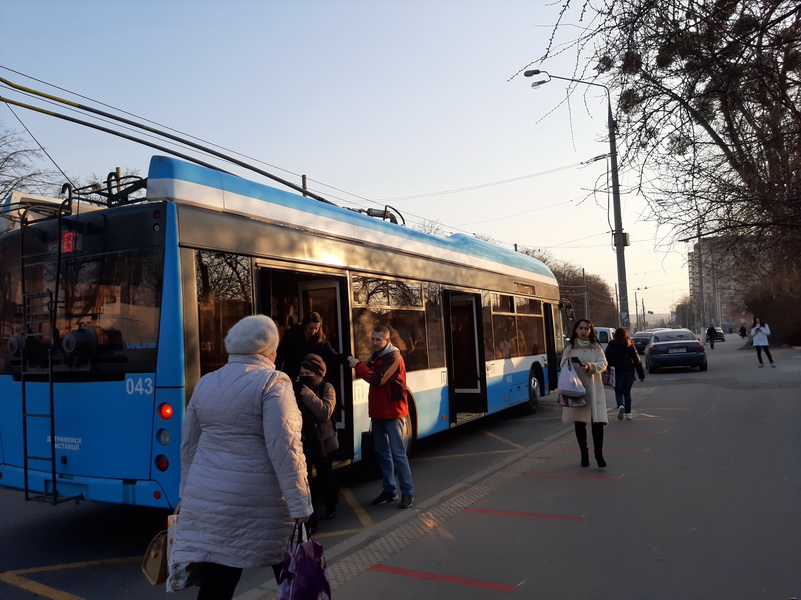 Без масок і понад 10 людей в транспорті: як у Вінниці дотримуються карантину. Фото - фото 3