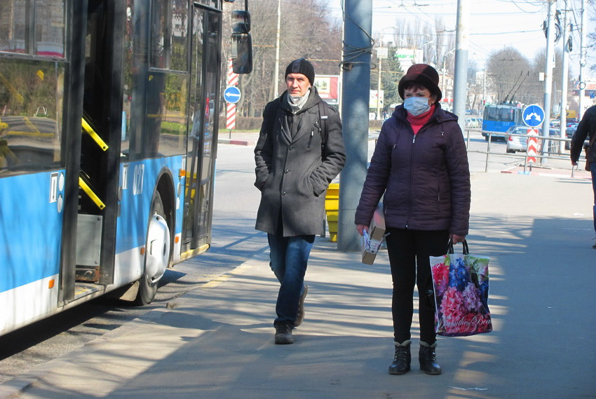 Без масок і понад 10 людей в транспорті: як у Вінниці дотримуються карантину. Фото - фото 10