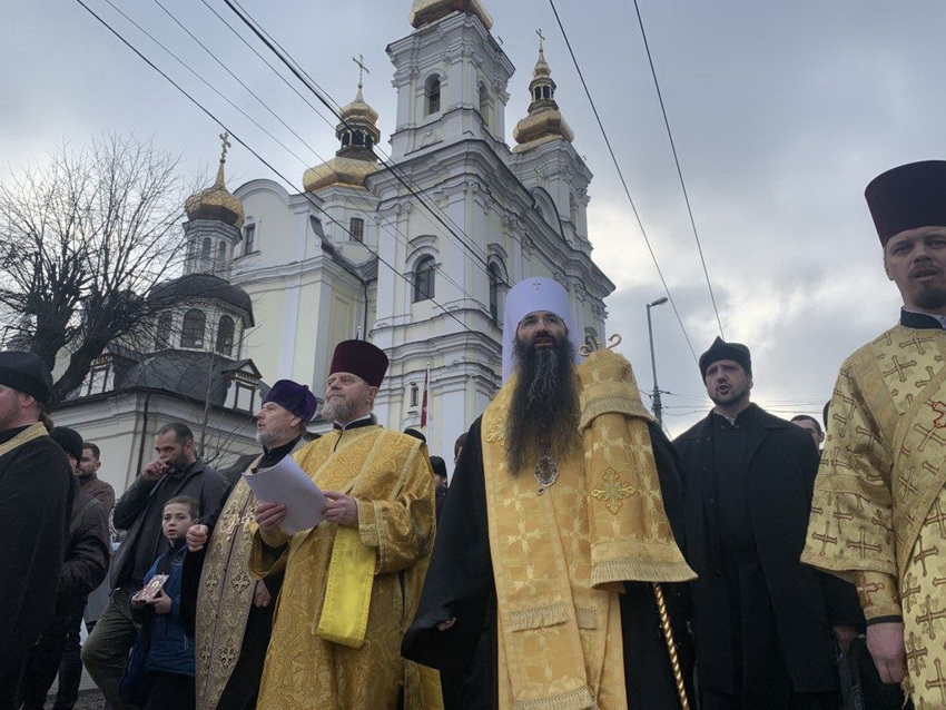 У Вінниці тисячі вірян Московського патріархату зібралися, аби помолитися проти епідемій та хвороб  - фото 4