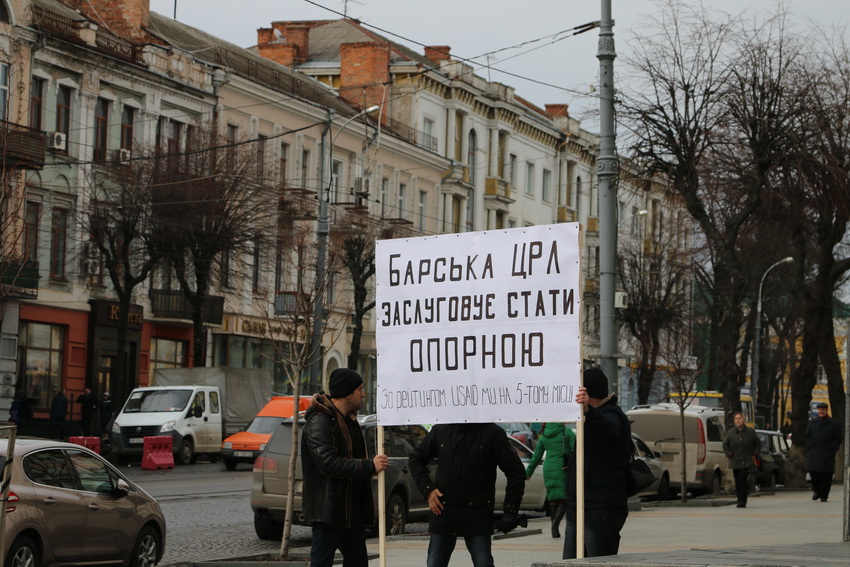 У Вінниці жителі кількох районів приїхали на «лікарняний протест» до ОДА. Рух Соборною перекритий