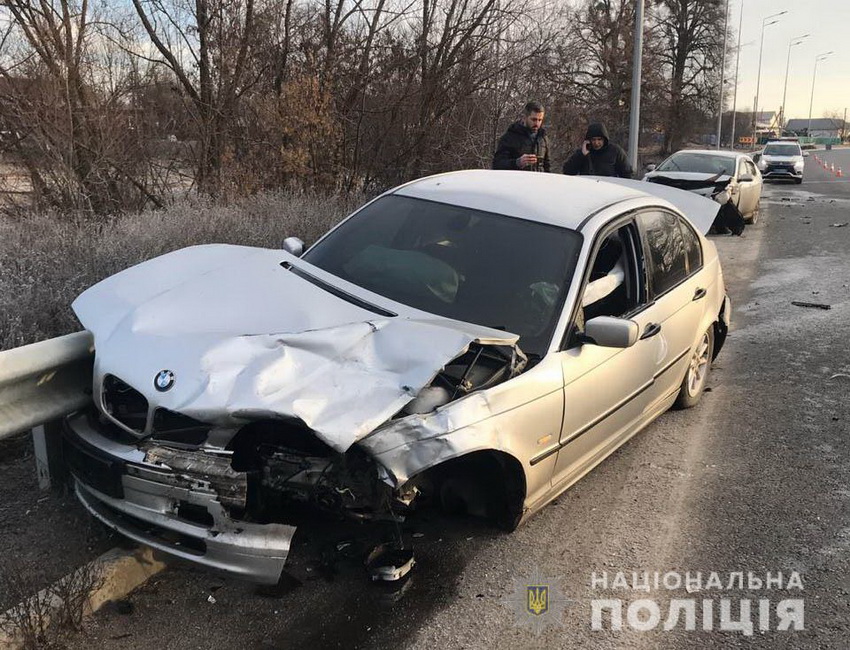 У Вінницькому районі Toyota в’їхала у відбійник та зіткнулася з BMW, постраждала жінка