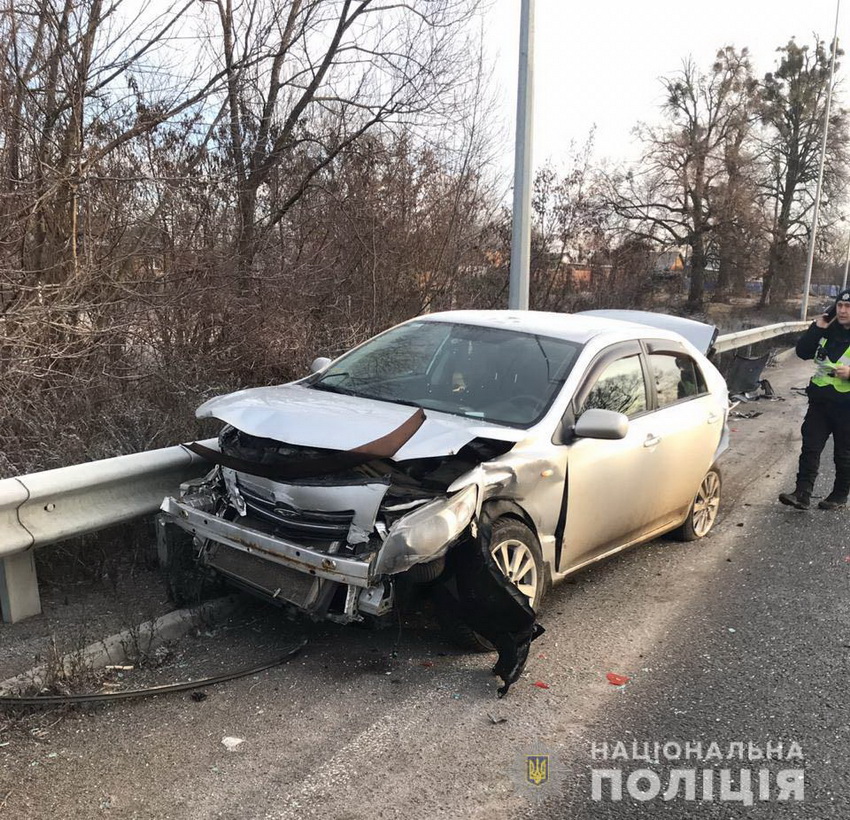 У Вінницькому районі Toyota в’їхала у відбійник та зіткнулася з BMW, постраждала жінка - фото 2