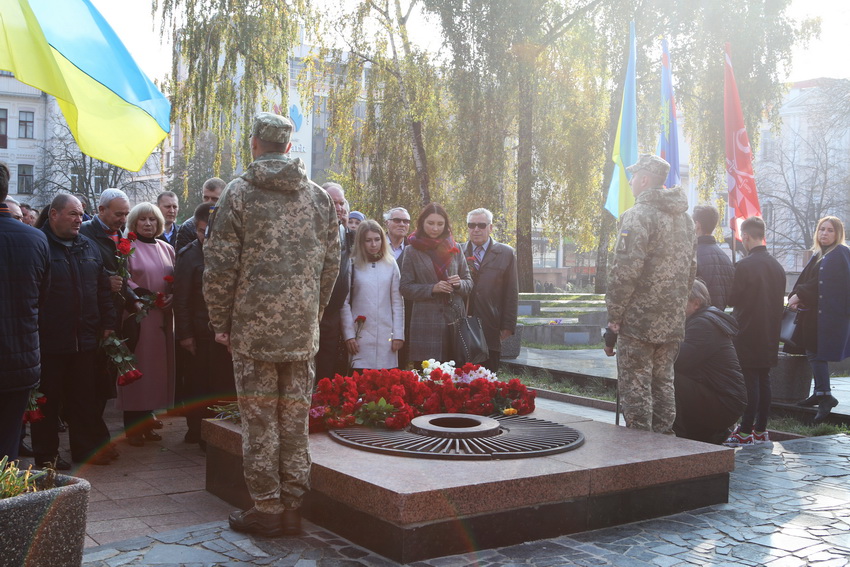 Вінничани вшанували пам’ять воїнів, які віддали життя під час визволення України від нацизму. Фото  - фото 12