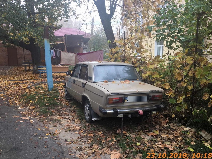 Люди поскаржились на сусіда за припаркований легковик. Власнику машини виписали штраф 