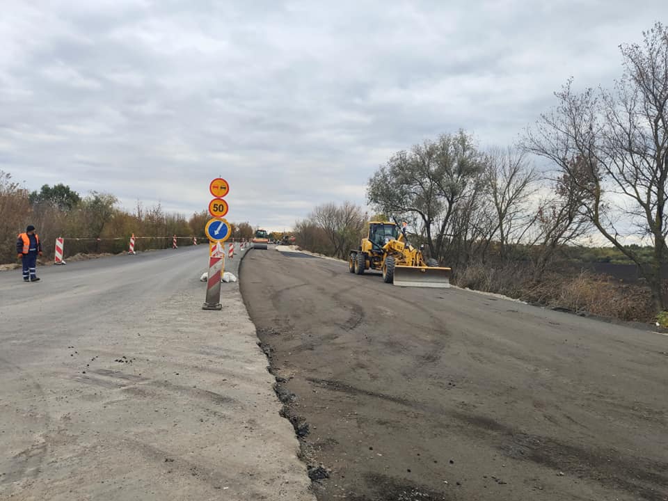 Об’їзну біля Вінниці «закатують» асфальтом. Дорогу розширюють - фото 3