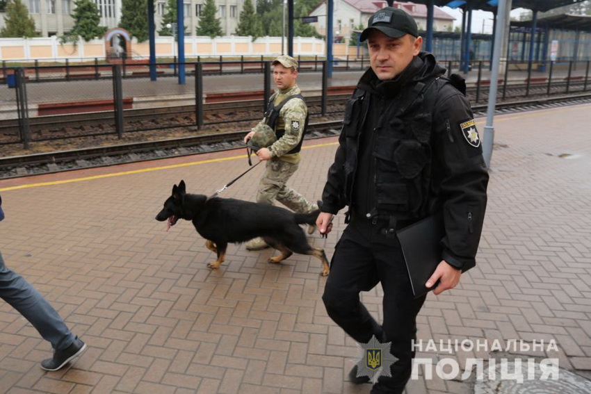 На вінницькому залізничному вокзалі шукали вибухівку. Евакуювали 400 людей. Фото і відео  - фото 2