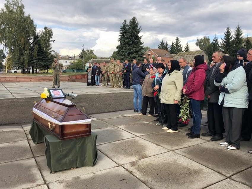 На Вінниччині попрощалися із загиблим воїном, в якого залишився 2-річний син. Фото  - фото 2