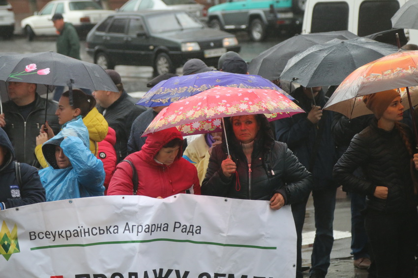 Під Вінницькою облрадою влаштували пікет проти продажу землі. Фото - фото 4