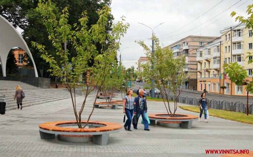 круглі лавочки біля парку