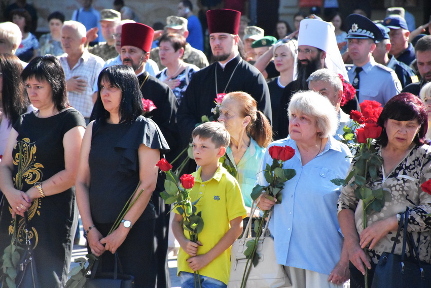 Зі сльозами і квітами вінничани вшанували пам’ять захисників України. Фоторепортаж  - фото 13