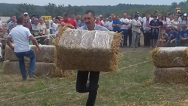 Перегони із снопами та трактор з пухкими вустами. На Вінниччині почали святкувати жнива. Фото 