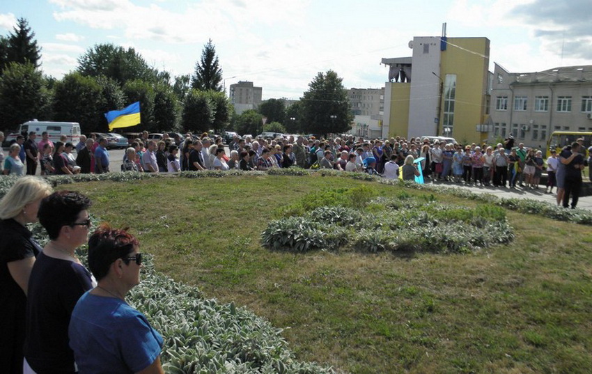 На Вінниччині люди стали навколішки, прощаючись із Захисником України 24-річним Сергієм - фото 4