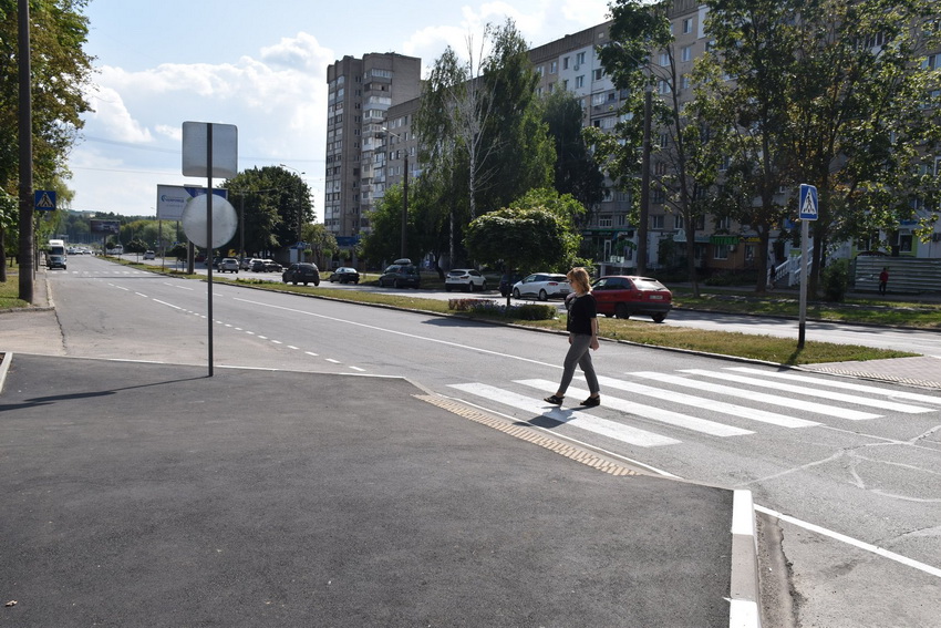 На проспекті Юності облаштували антикишені на трьох пішохідних переходах. Фото  - фото 4