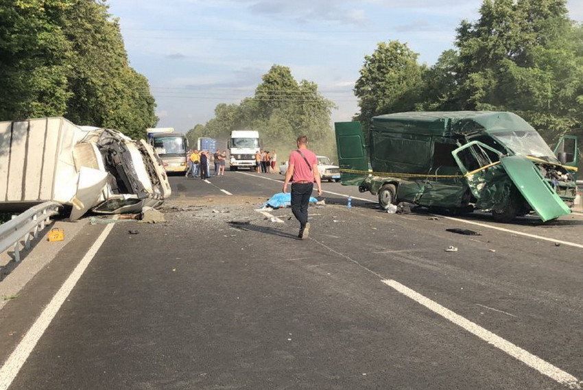 На Вінниччині мікроавтобус в’їхав у вантажівку: подробиці ДТП, де загинули двоє людей. Фото  - фото 4