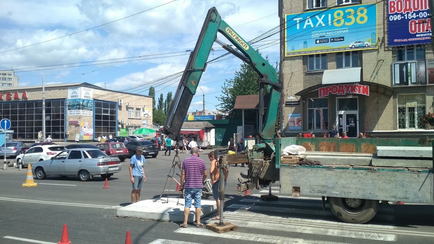 На переході біля Центрального автовокзалу ставлять острівці безпеки. Фото - фото 3