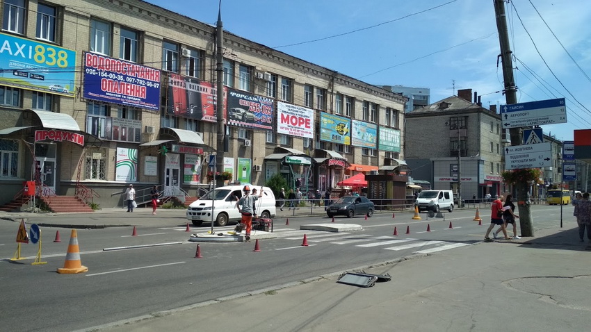 На переході біля Центрального автовокзалу ставлять острівці безпеки. Фото - фото 4