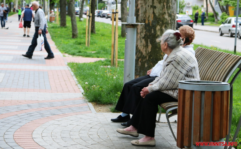 Дитячі розваги у фонтанах та квітучі дерева. Фоторепортаж із проспекту Космонавтів  - фото 2