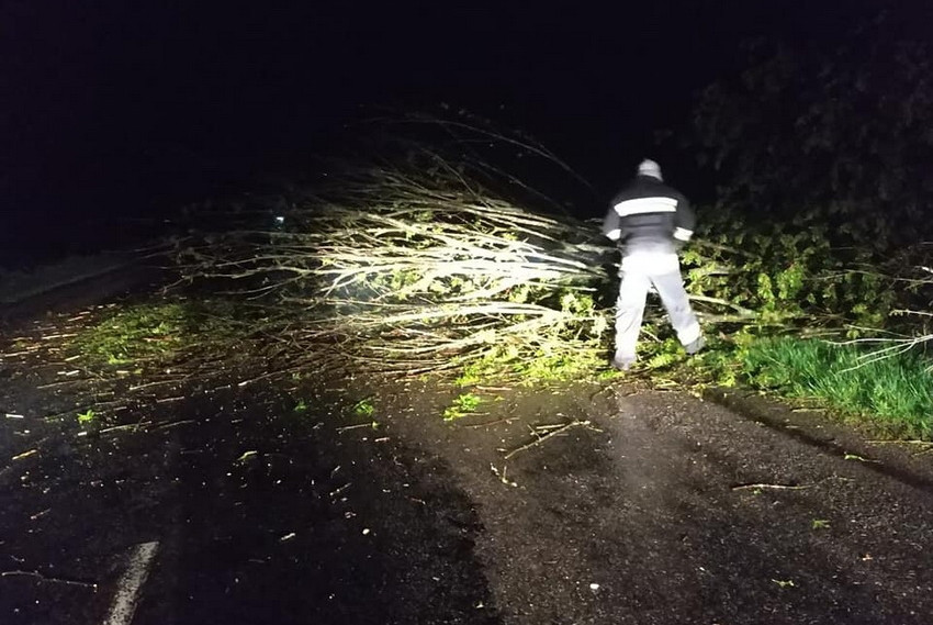 Наслідки вечірньої зливи на Вінниччині: в хату влучила блискавка, підтоплена багатоповерхівка та вулиці, як річки. Відео та фото  - фото 2