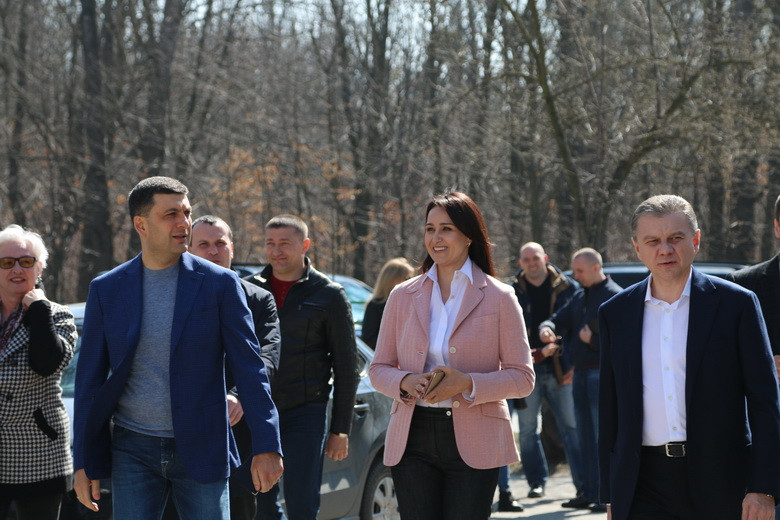 Гройсман з дружиною Оленою на виборах у Вінниці