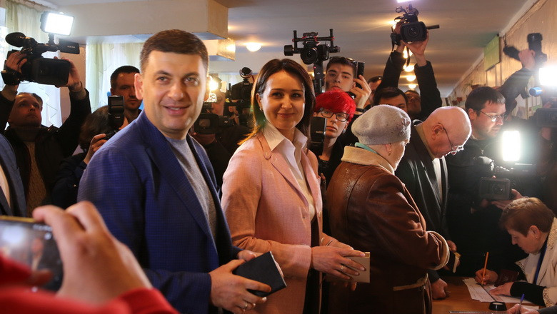 Гройсман з дружиною Оленою на виборах Президента у Вінниці 