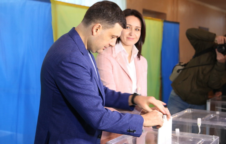 Володимир Гройсман з дружиною голосував за Президента у Вінниці 