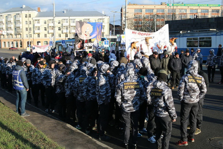 У центрі Вінниці «Національні дружини» перекрили рух транспорту, готуючи платний пікет проти Порошенка. Фото