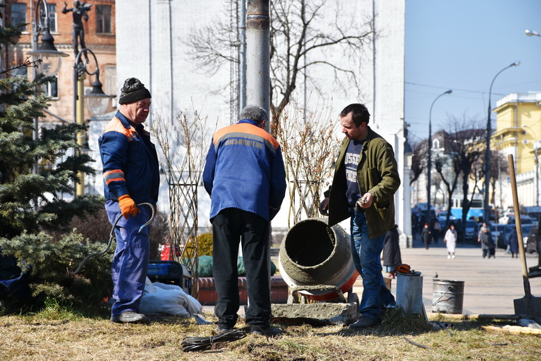 У центрі Вінниці на місці поваленого стовпа ставлять нову електроопору. Фото  - фото 4